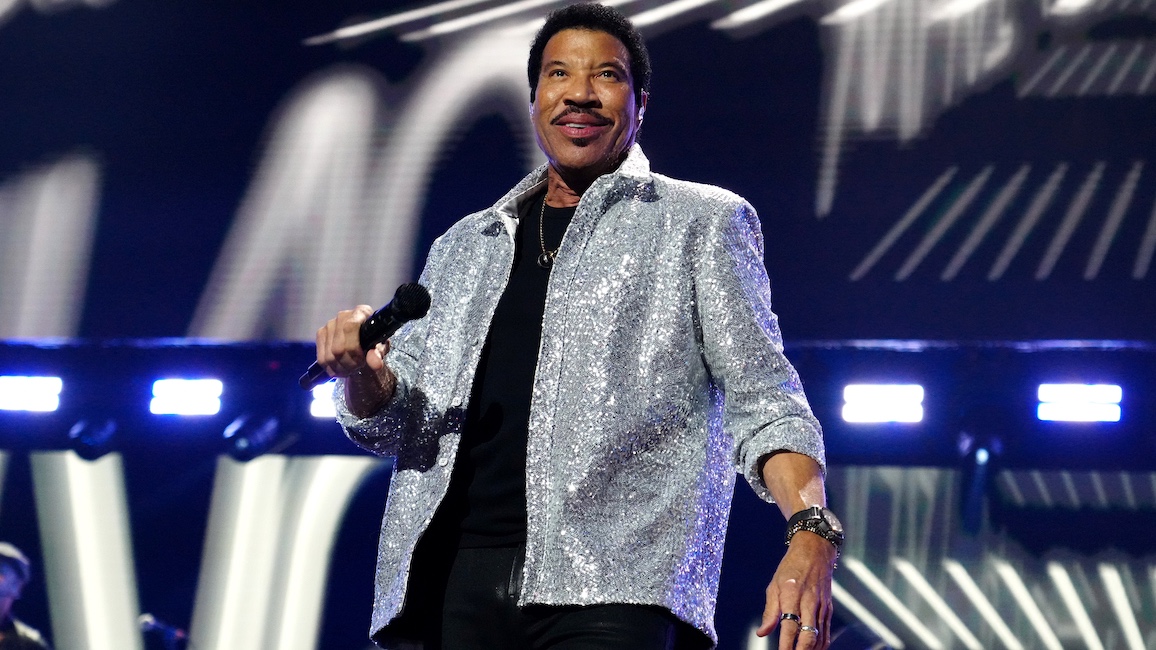 Lionel Richie Receives Icon Award at 2022 American Music Awards