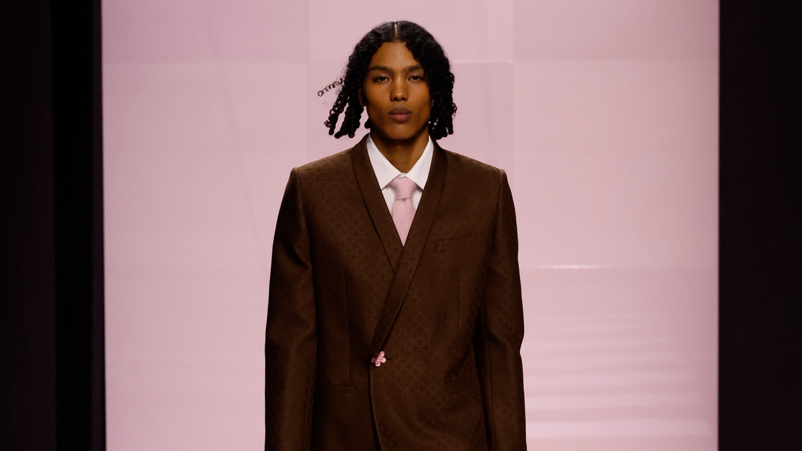 Louis Vuitton Fall-Winter 2025: A Vision of Phriendship, Futurism and Dandy Streetwear Louis Vuitton Fall-Winter 2025: A Vision of Phriendship, Futurism and Dandy Streetwear