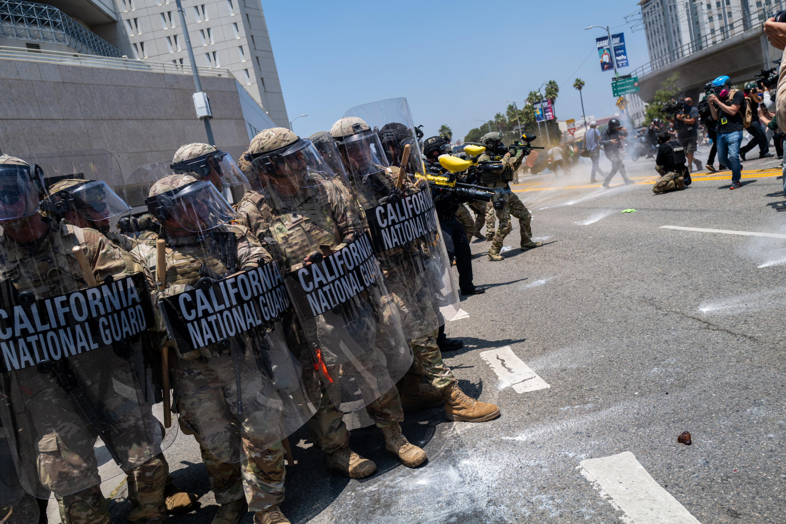 Demonstrators protest outside‌ a⁢ downtown jail in Los Angeles