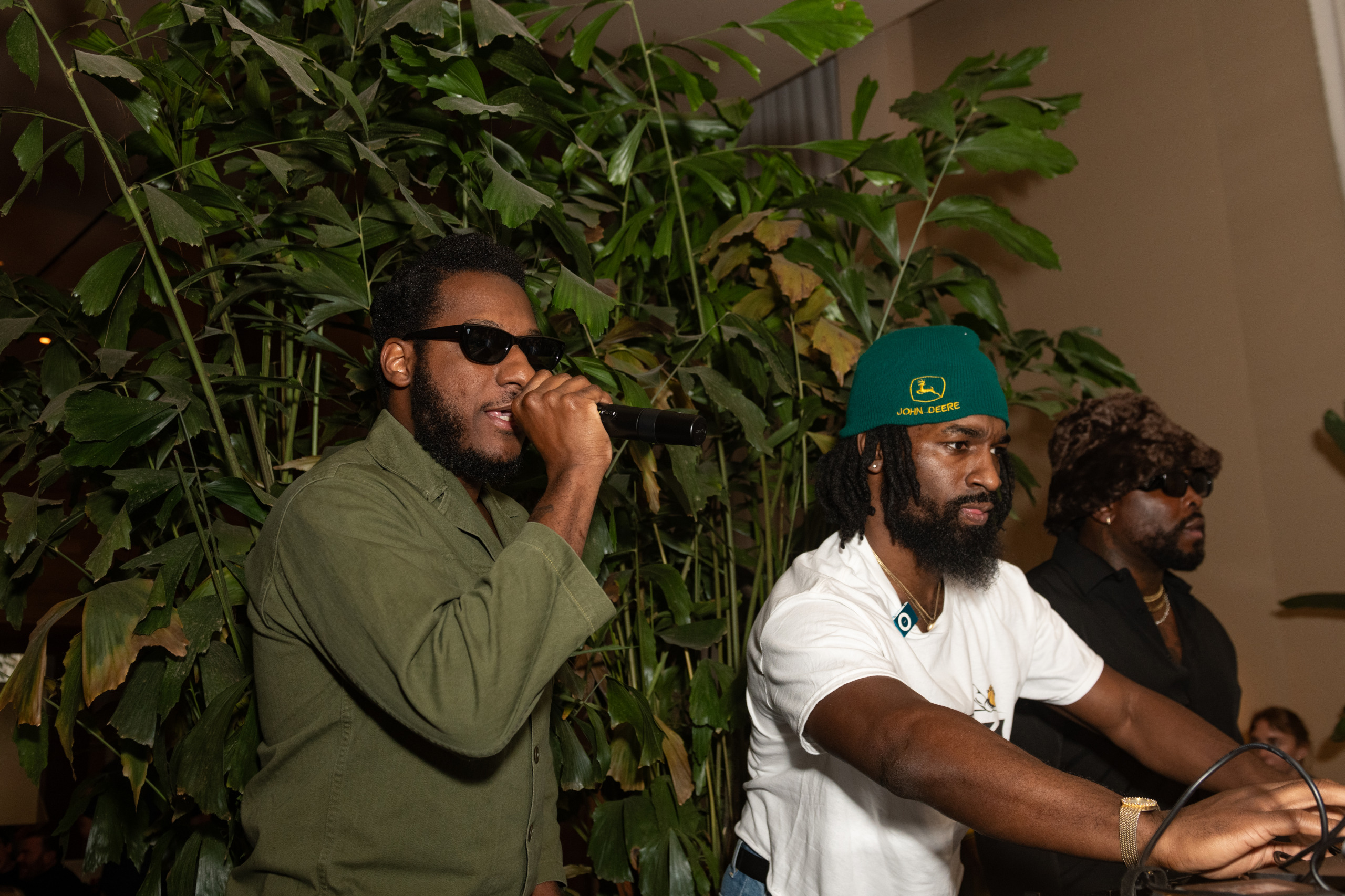 Leon Bridges (l). Image: Marina Pia Goldi.  